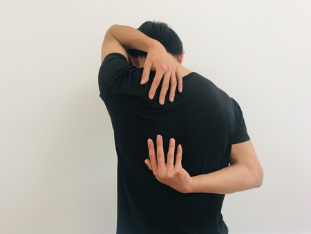 背中で手をつなぐことができひん、、、そんなあなたへ。